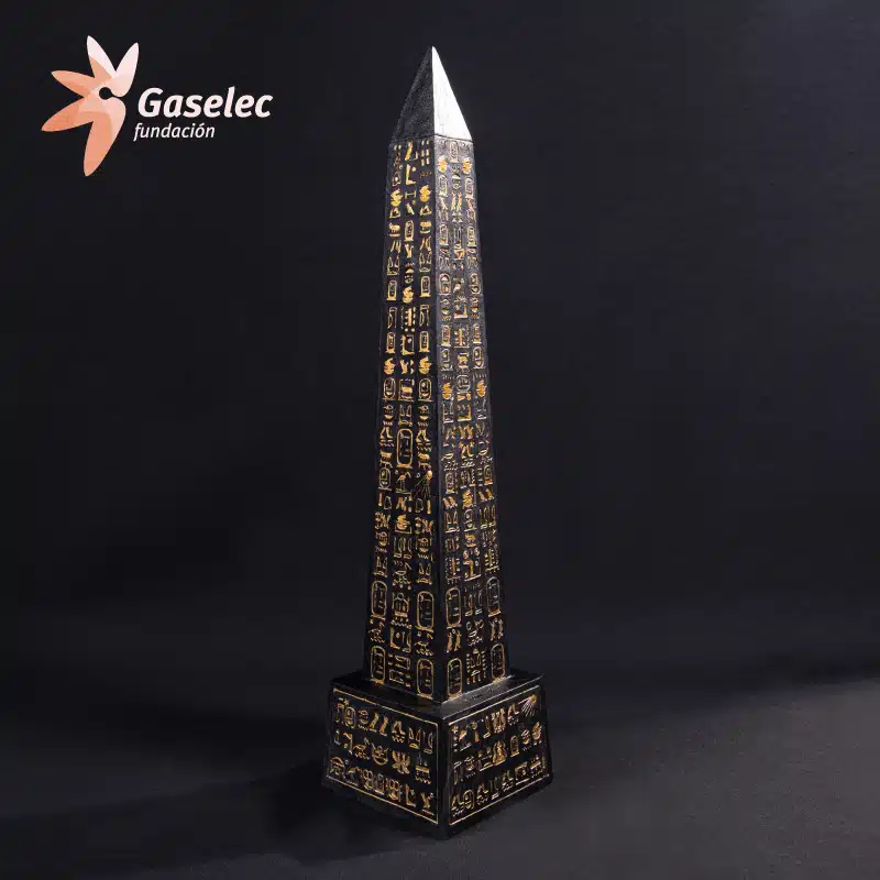 FIGURA EGIPCIA OBELISCO